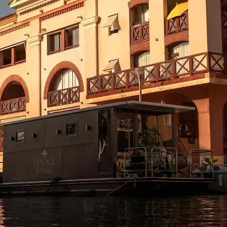 L'escale Royale : Jacuzzi And Terrace On The Water 船屋 Fréjus