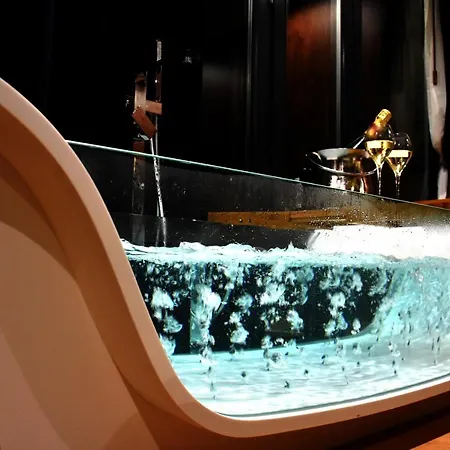 L'escale Royale : Jacuzzi And Terrace On The Water 船屋