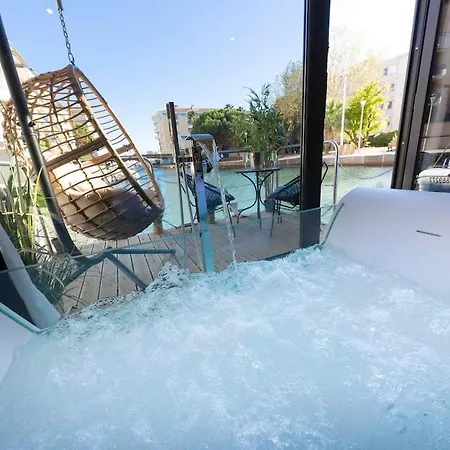 船屋 L'escale Royale : Jacuzzi And Terrace On The Water *