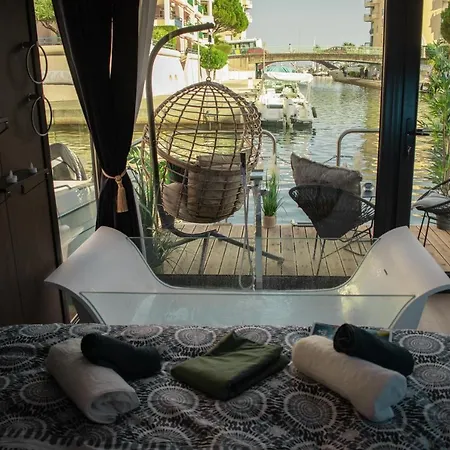L'escale Royale : Jacuzzi And Terrace On The Water 船屋 *